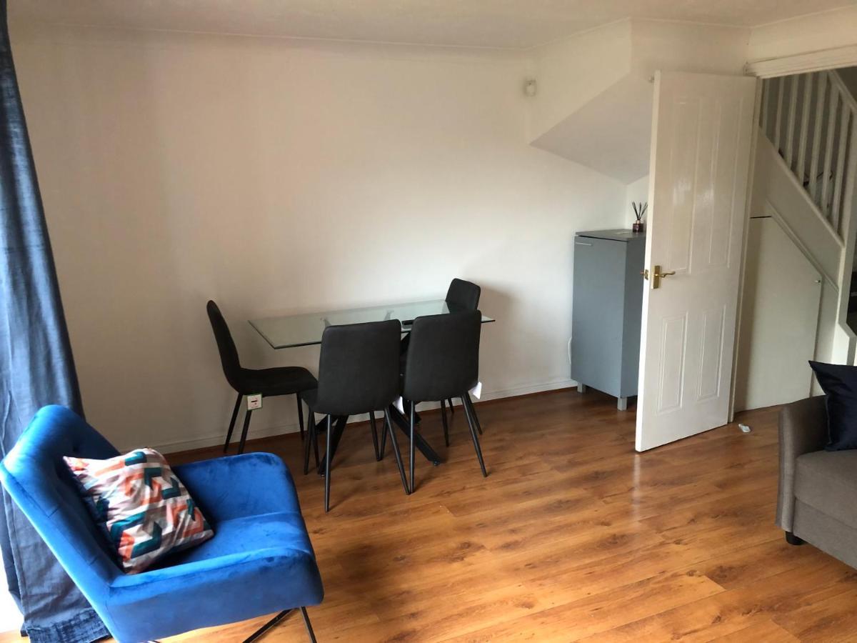 Ferienhaus Lovely 3 Bed Semi Detached House With Off Street Parking Located In A Quiet Close London