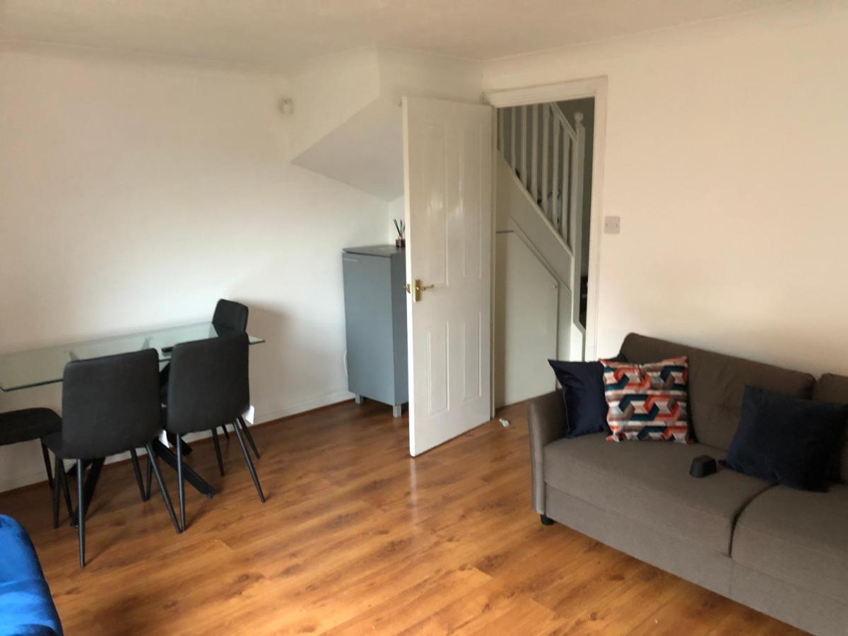 Lovely 3 Bed Semi Detached House With Off Street Parking Located In A Quiet Close Ferienhaus