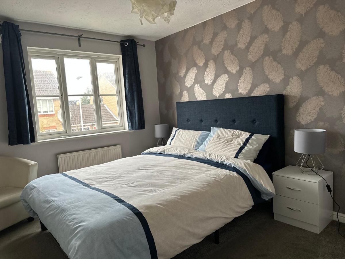 Ferienhaus Lovely 3 Bed Semi Detached House With Off Street Parking Located In A Quiet Close *