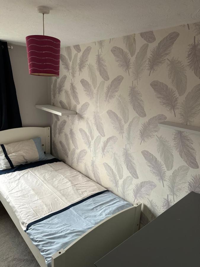 Lovely 3 Bed Semi Detached House With Off Street Parking Located In A Quiet Close Ferienhaus *