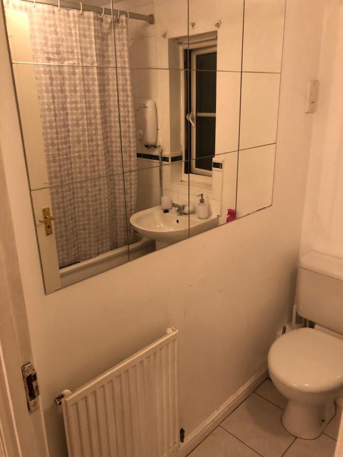 Ferienhaus Lovely 3 Bed Semi Detached House With Off Street Parking Located In A Quiet Close