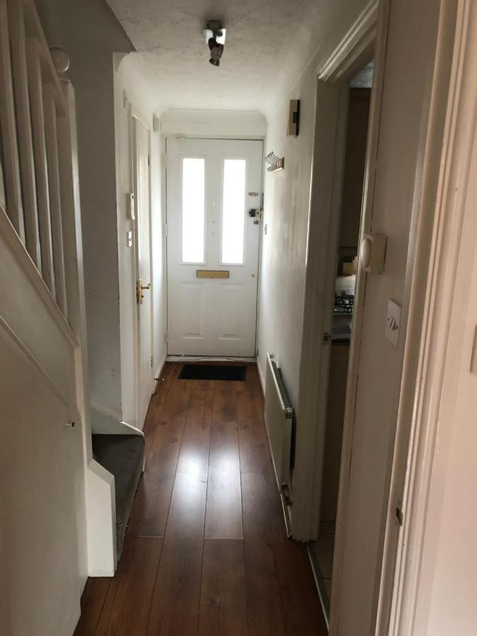 Ferienhaus Lovely 3 Bed Semi Detached House With Off Street Parking Located In A Quiet Close