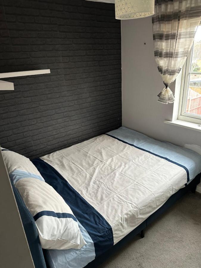Ferienhaus Lovely 3 Bed Semi Detached House With Off Street Parking Located In A Quiet Close *