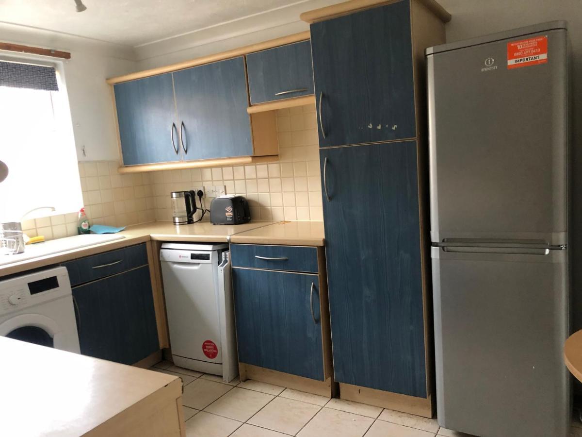 Lovely 3 Bed Semi Detached House With Off Street Parking Located In A Quiet Close Ferienhaus London