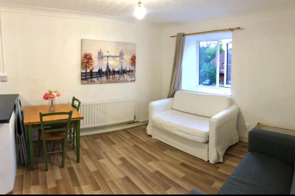 Privite 2 Bedrooms Flat Canada Water *