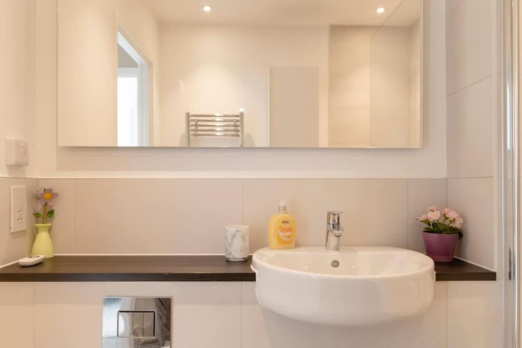 Leilighet Lovely En-suite Flat With Balcony And Parking. *