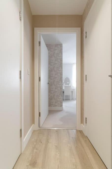Leilighet Lovely En-suite Flat With Balcony And Parking. *