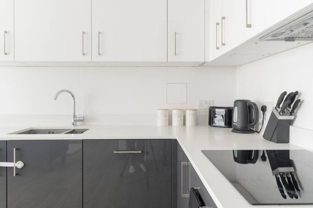 Leilighet Lovely En-suite Flat With Balcony And Parking.