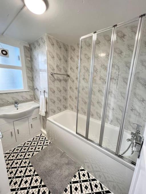 Lovely 3 Bedrooms Flat London