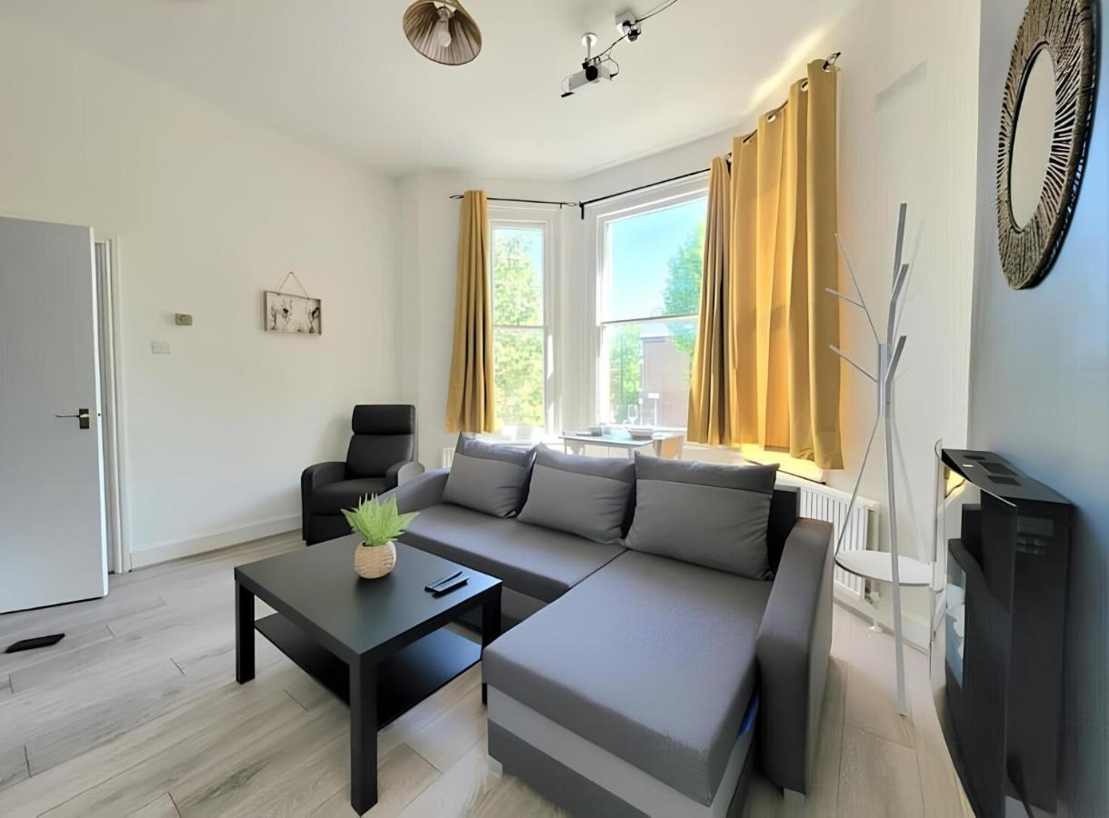 Contemporary 2 Bedroom Appartement *