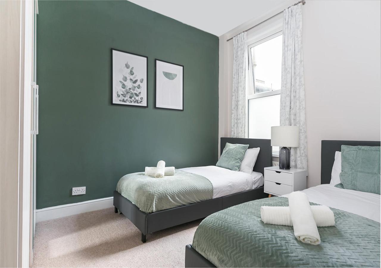 Luxury Chiswick 2 Bed Victorian Flat London