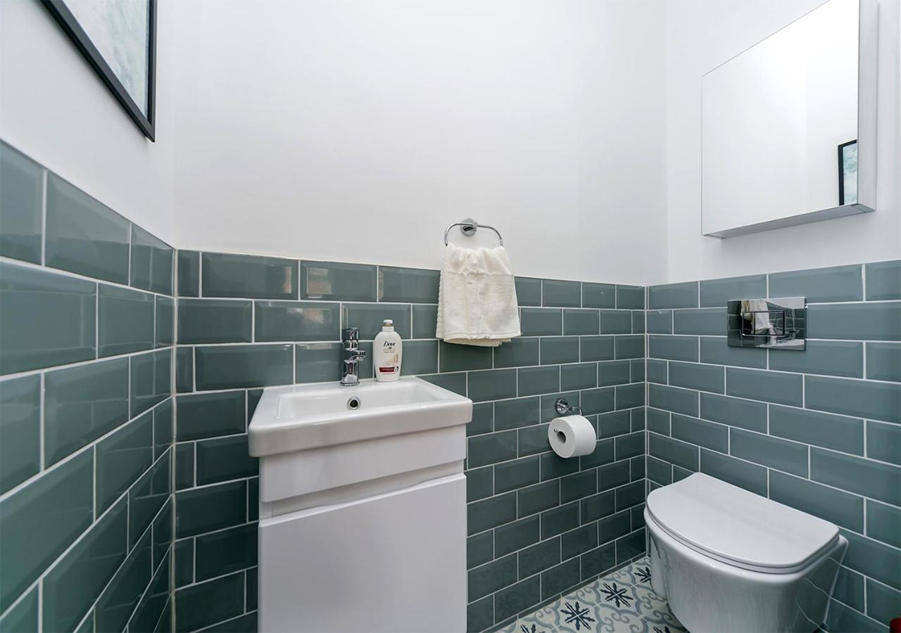 Luxury Chiswick 2 Bed Victorian Flat Apartment London