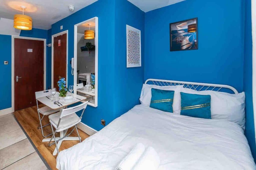 Hyde Park Studio 6 * London