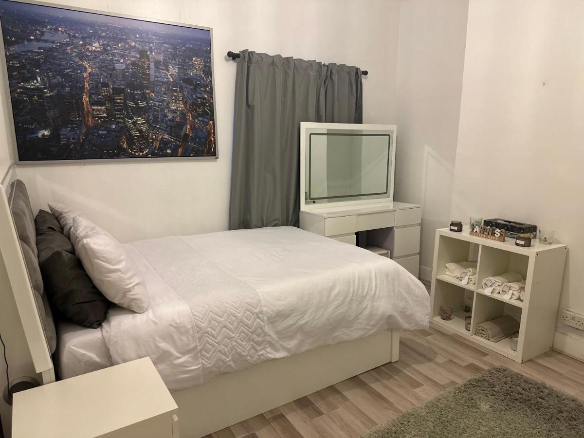 Spacious And Homely One Bedroom Londres