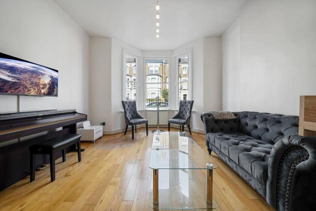 One-bedroom In Queen's Park Apartment