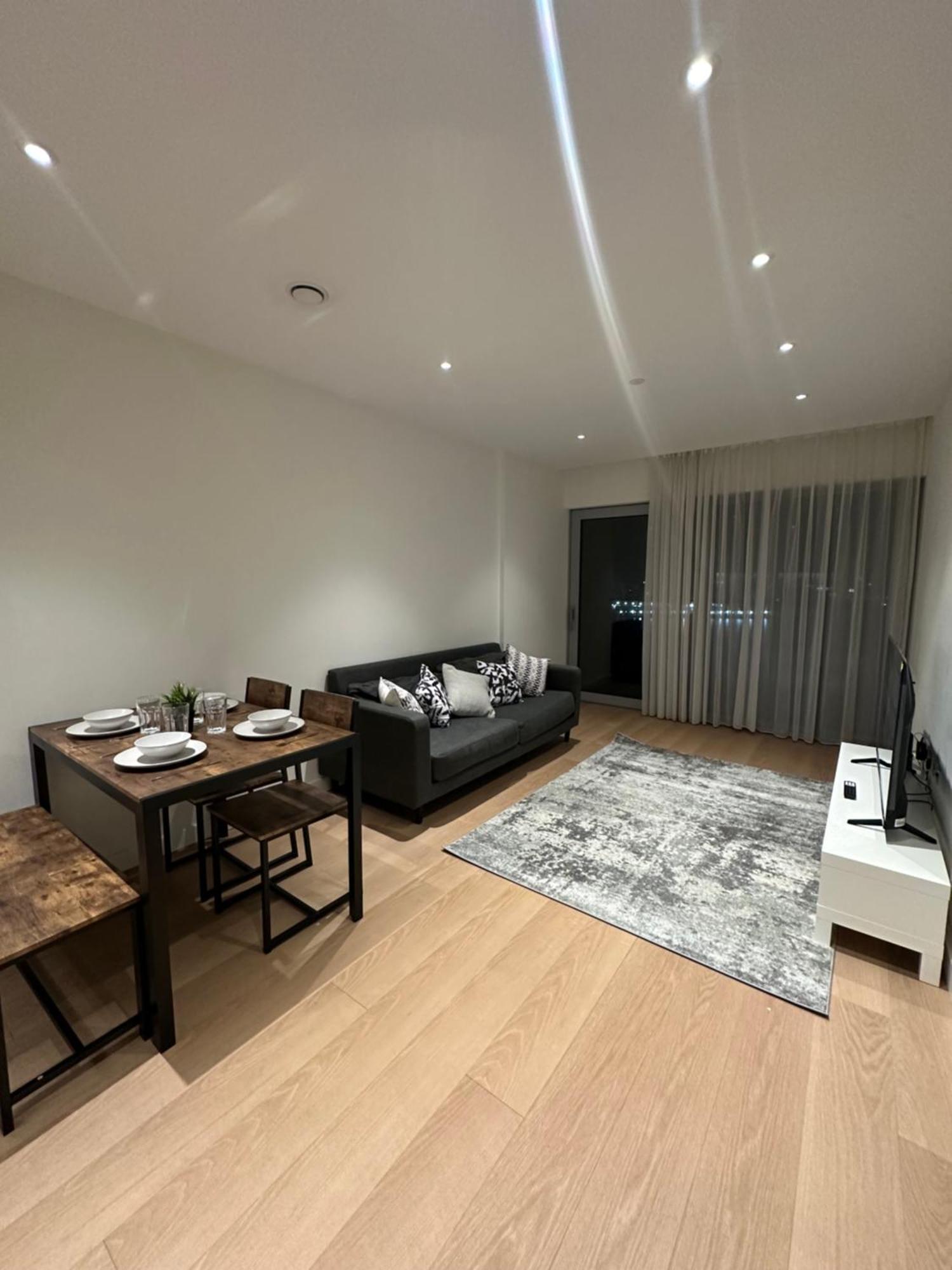 Luxury - 2 Minute Walk From The O2 Arena Apartment