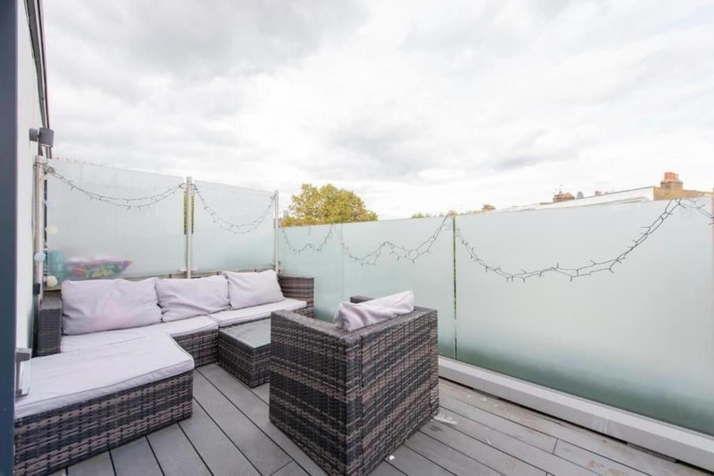 Modern Large 2 Bed Near Station Apartment London
