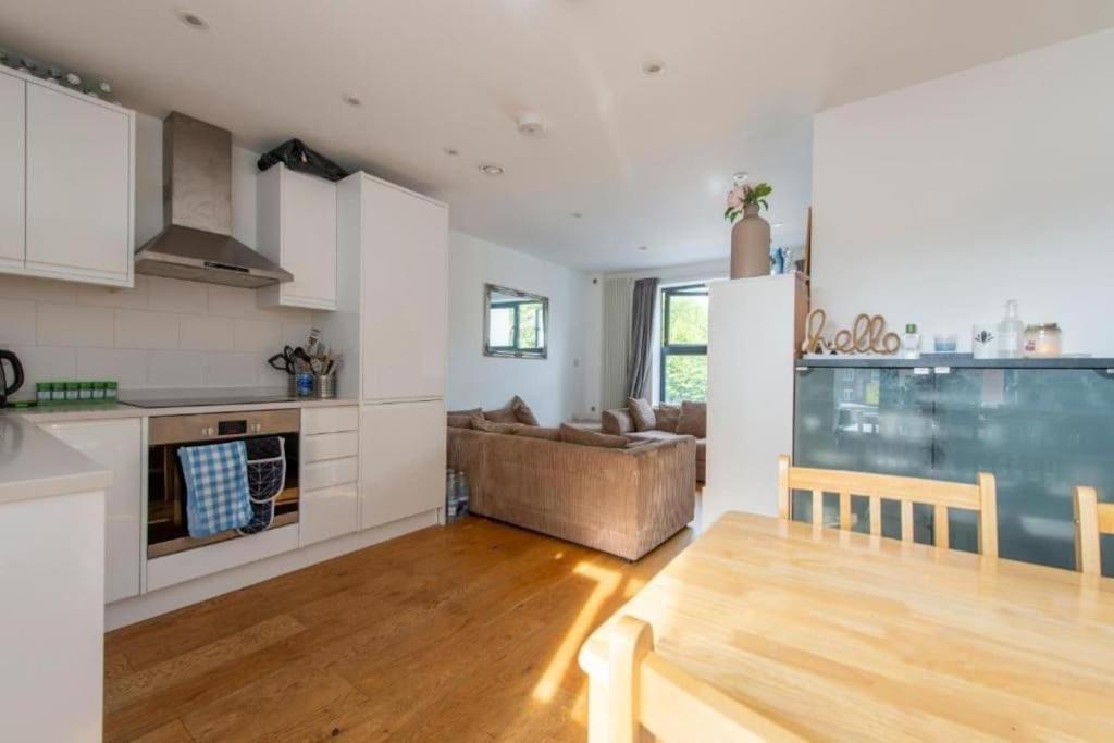 Modern Large 2 Bed Near Station Apartment London