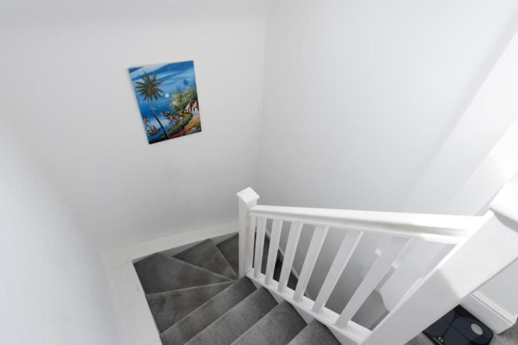 Modern Large 2 Bed Near Station Apartment *