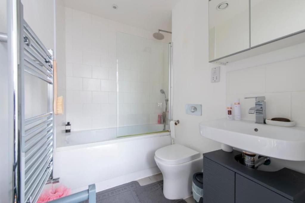 Modern Large 2 Bed Near Station * London