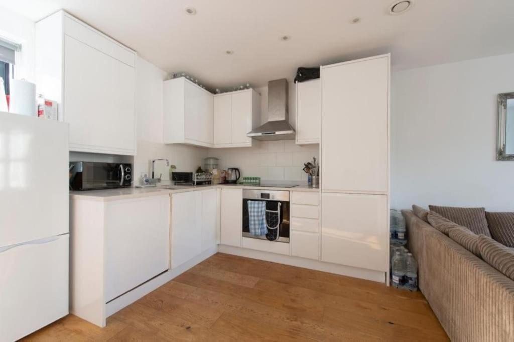 Apartment Modern Large 2 Bed Near Station