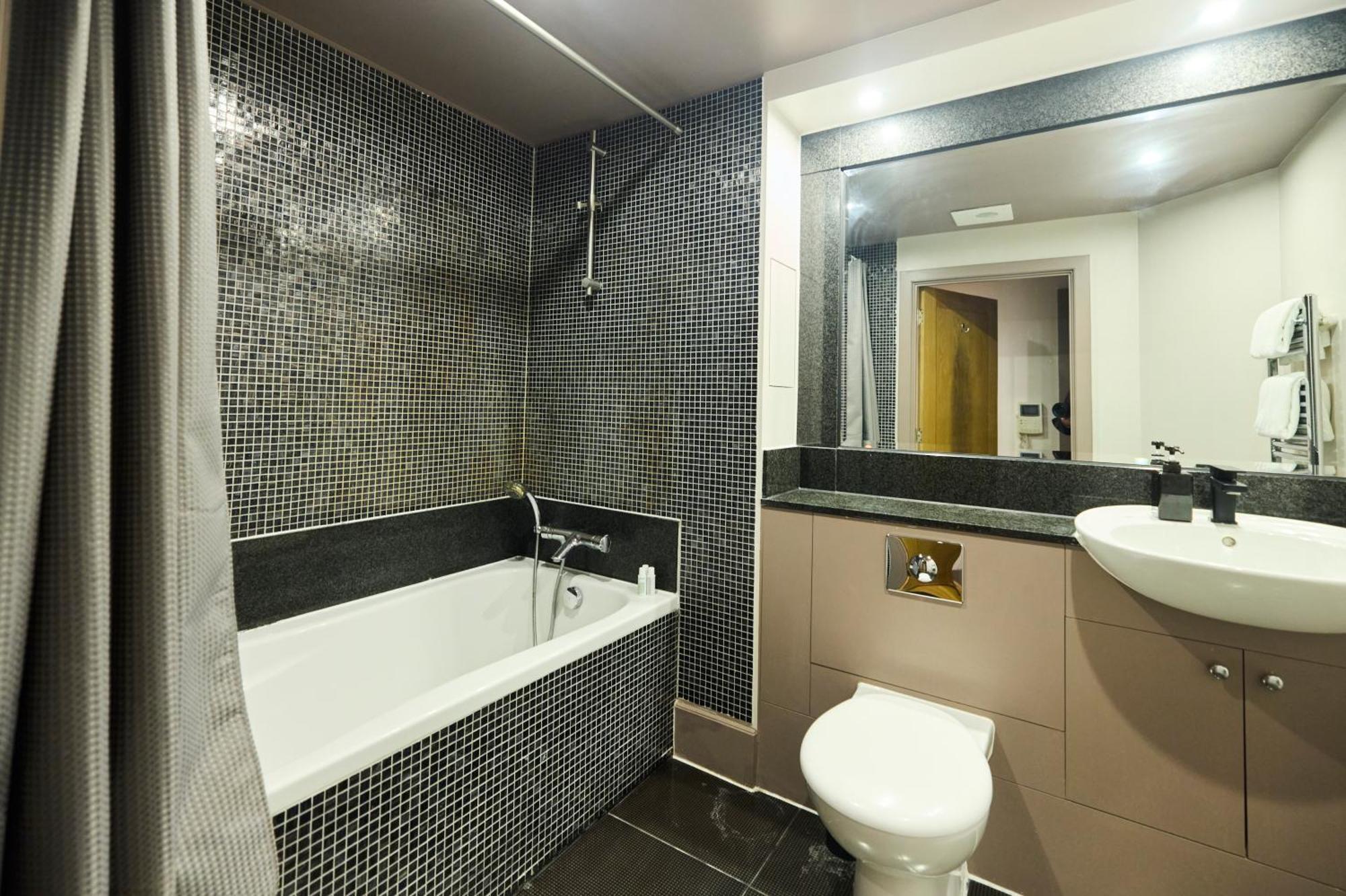 The Vauxhall Hideout - Comfy 2bdr Flat With Balcony Apartment *