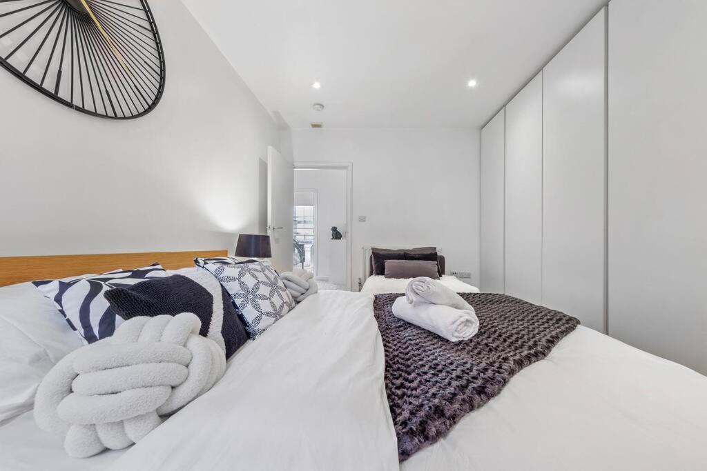 3 Bedroom Flat In Haymarket Sleeps 14 Hy1 Apartment *