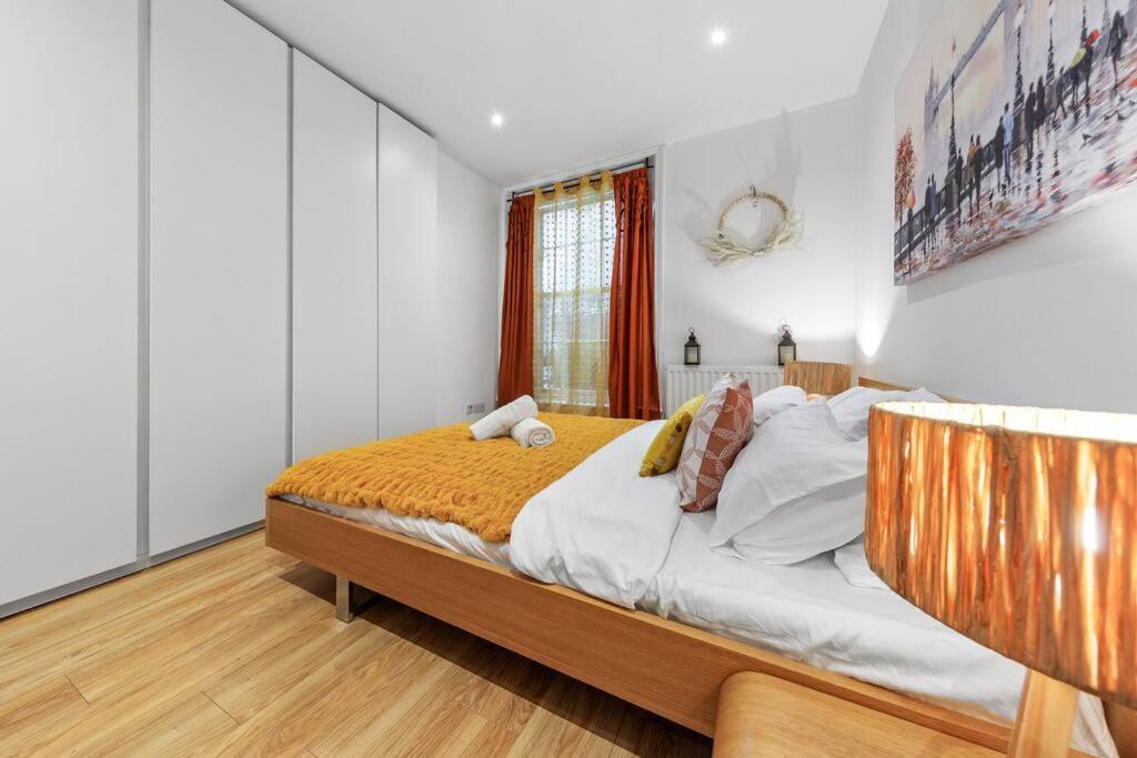 3 Bedroom Flat In Haymarket Sleeps 14 Hy1 *