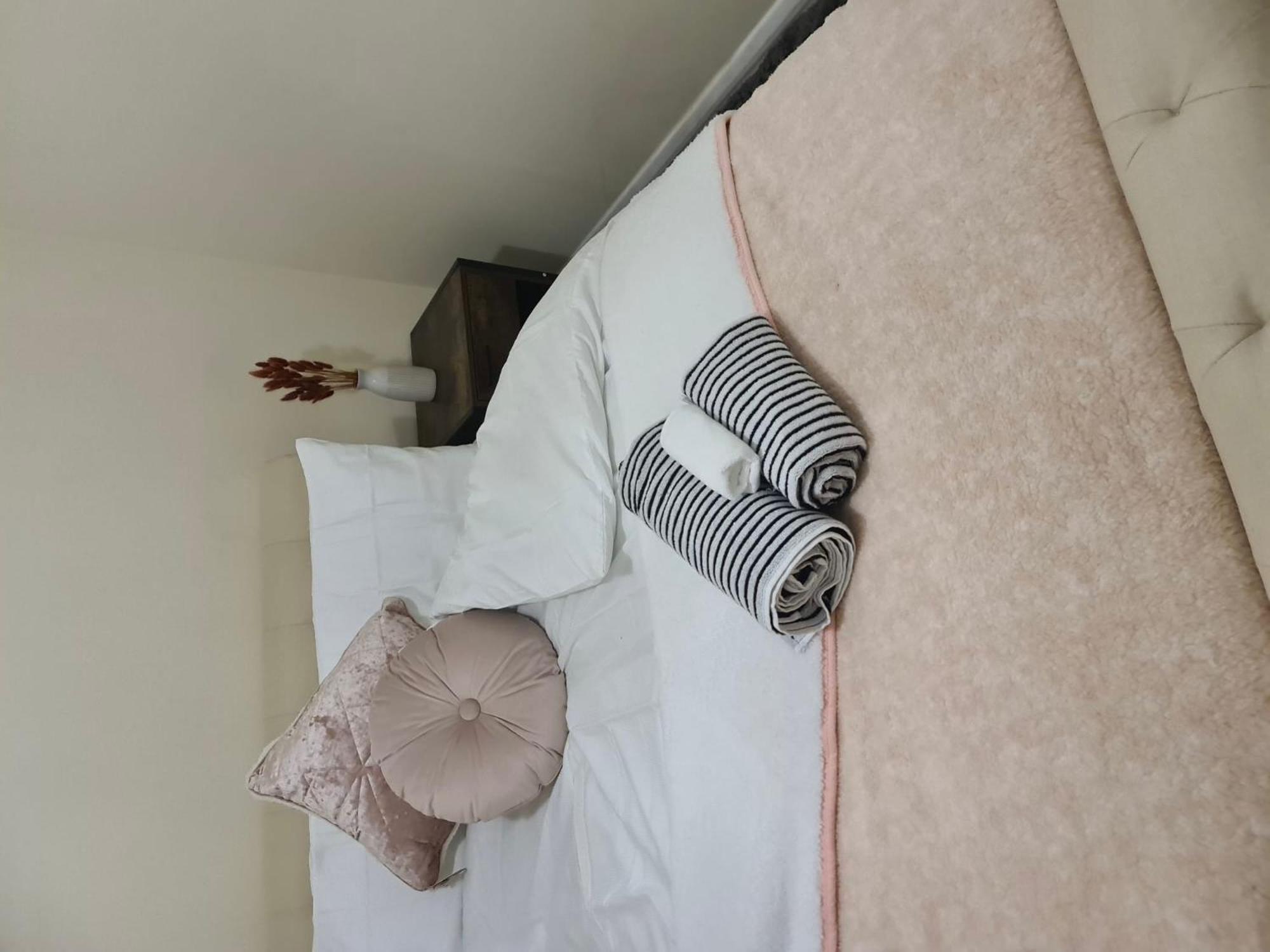 Ferienhaus - Sleeps 4 - Parking - Garden - Petfriendly London