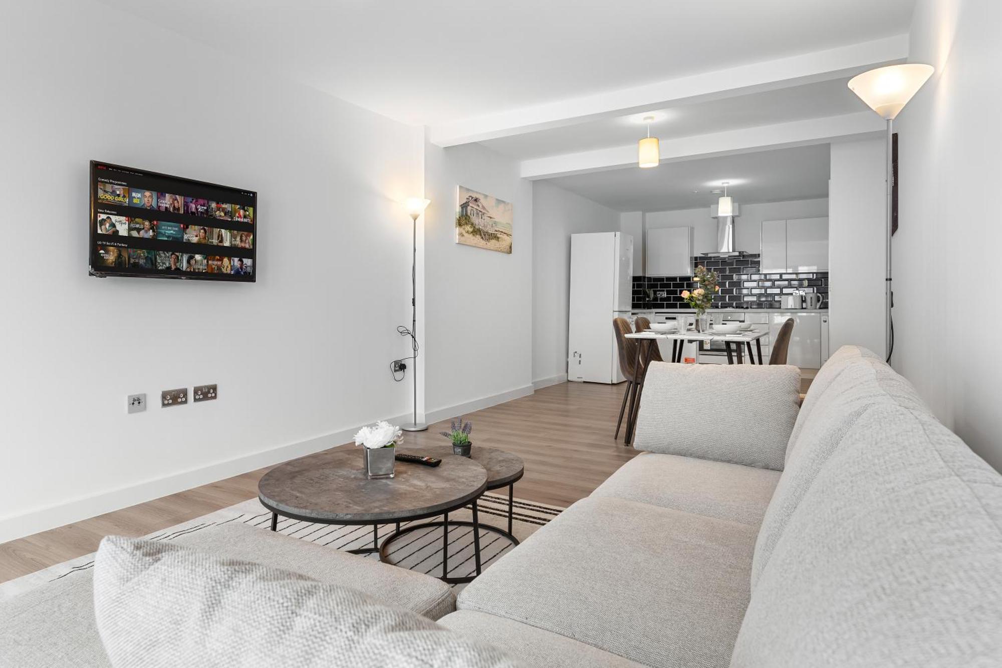Three Bedroom In Heart Of Mr4 Apartment *