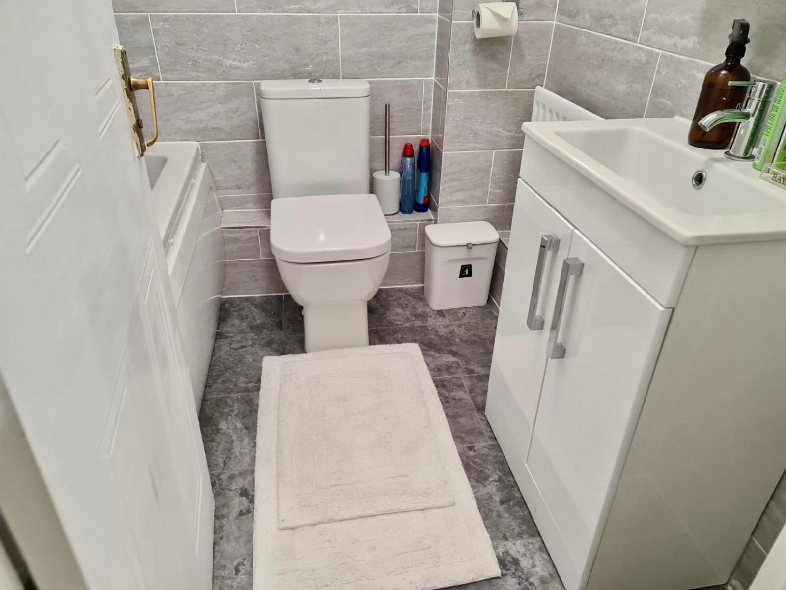 - Sleeps 4 - Parking - Garden - Petfriendly Ferienhaus London