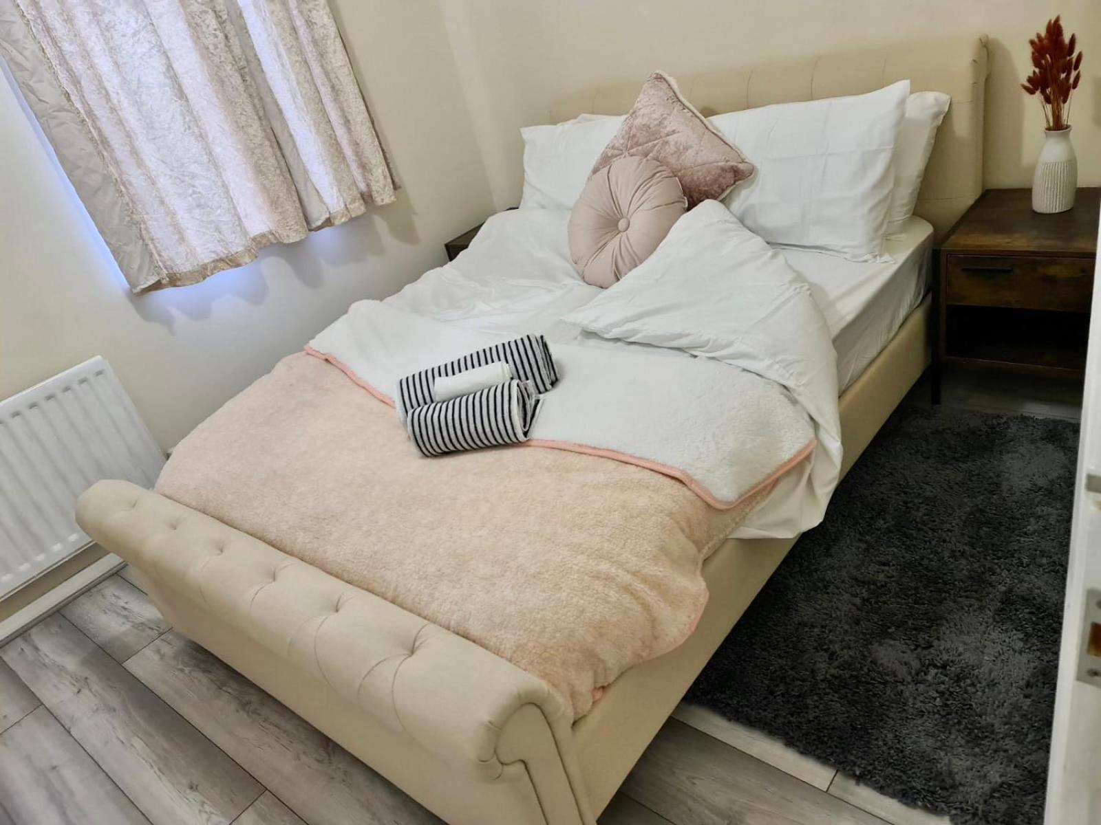 Ferienhaus - Sleeps 4 - Parking - Garden - Petfriendly London