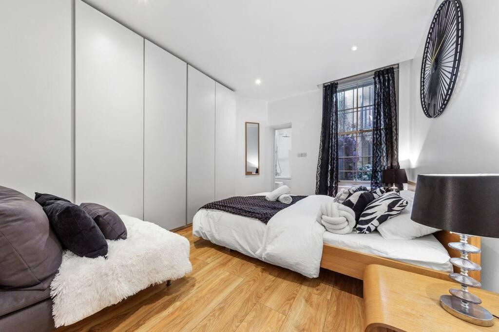 Apartment 3 Bedroom Flat In Haymarket Sleeps 14 Hy1 London