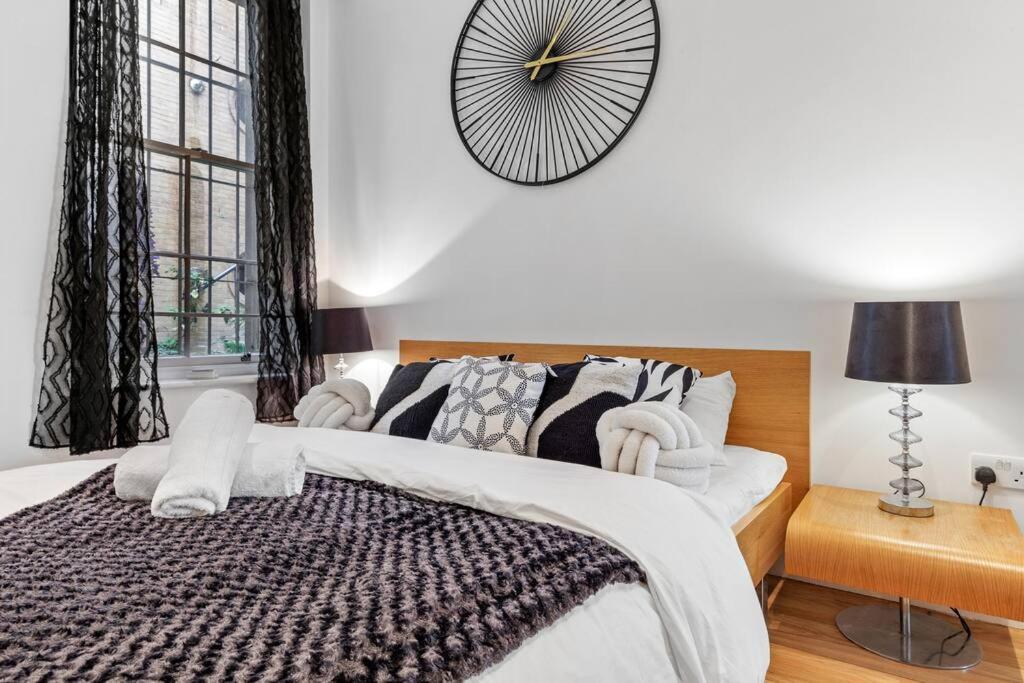 3 Bedroom Flat In Haymarket Sleeps 14 Hy1 Apartment London