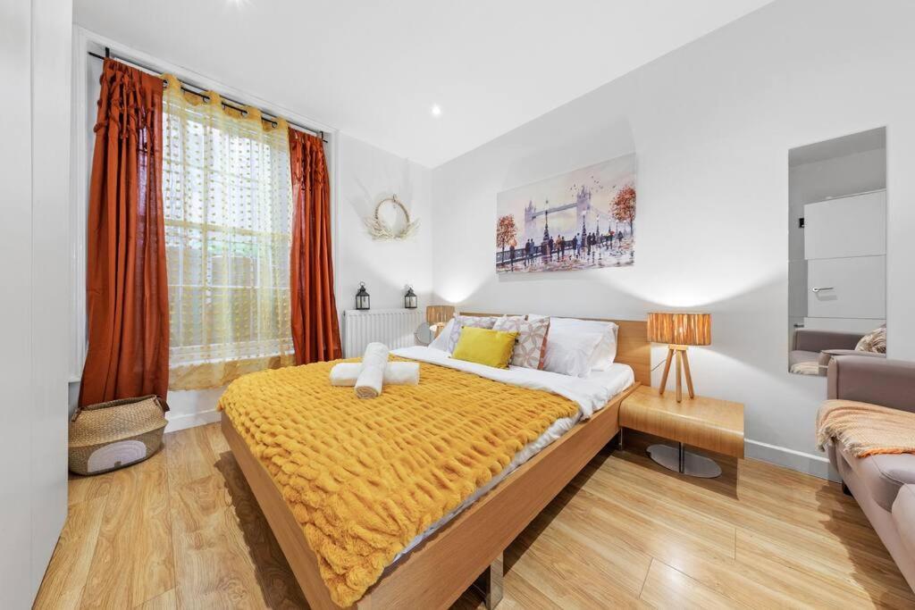 3 Bedroom Flat In Haymarket Sleeps 14 Hy1 *