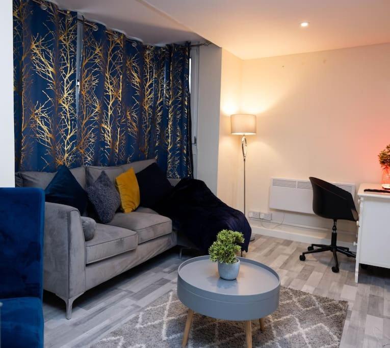 1 Bedroom-sofabed-worktable-4-wifi-parking London