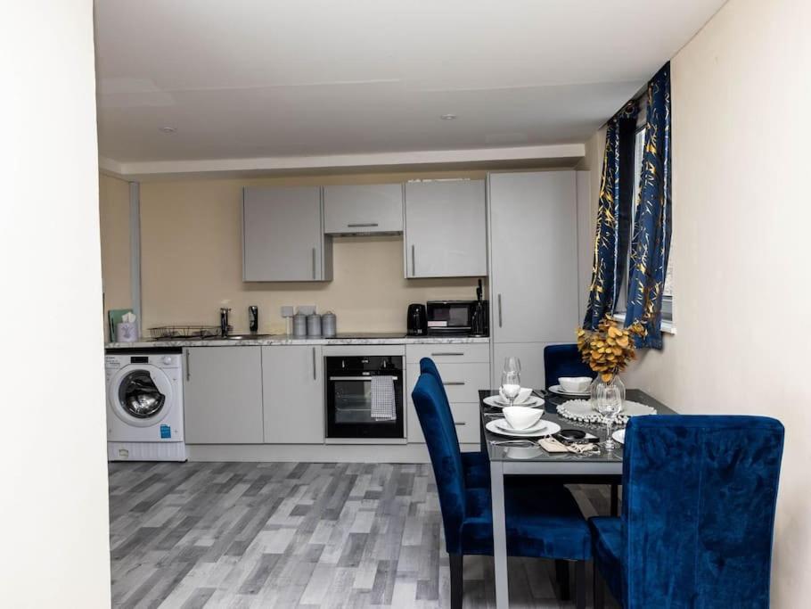 1 Bedroom-sofabed-worktable-4-wifi-parking * London