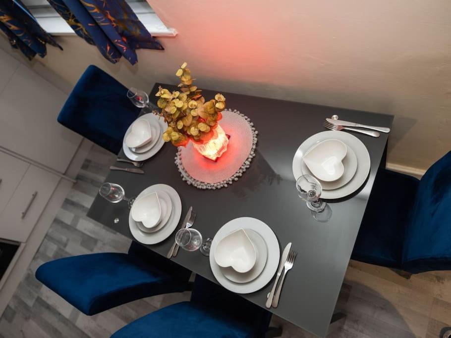 1 Bedroom-sofabed-worktable-4-wifi-parking London