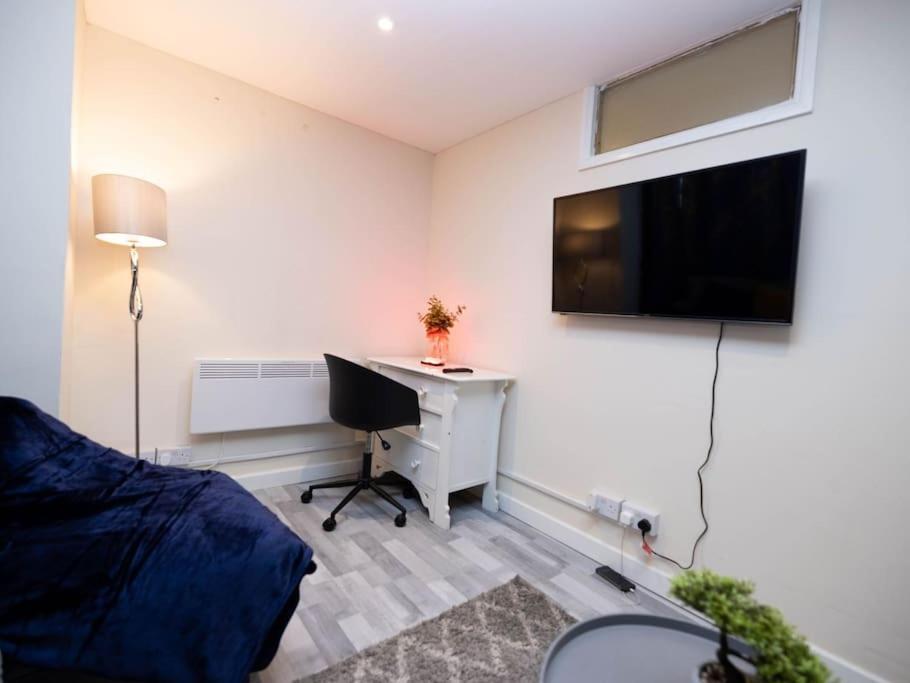 1 Bedroom-sofabed-worktable-4-wifi-parking * London