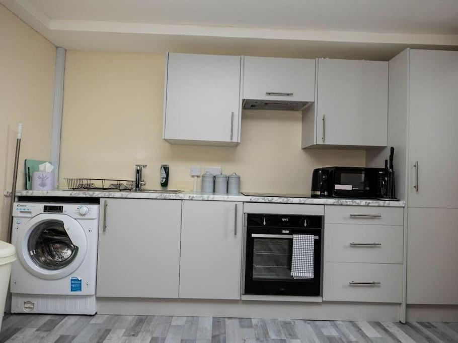 1 Bedroom-sofabed-worktable-4-wifi-parking * London