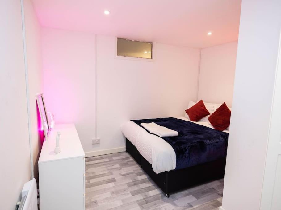 1 Bedroom-sofabed-worktable-4-wifi-parking Apartment London