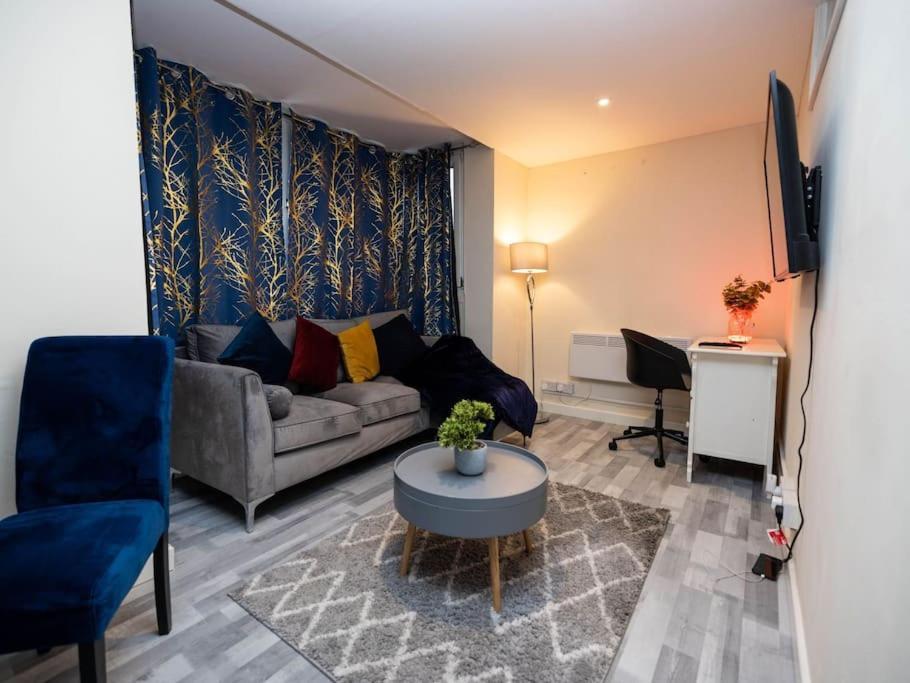 1 Bedroom-sofabed-worktable-4-wifi-parking London