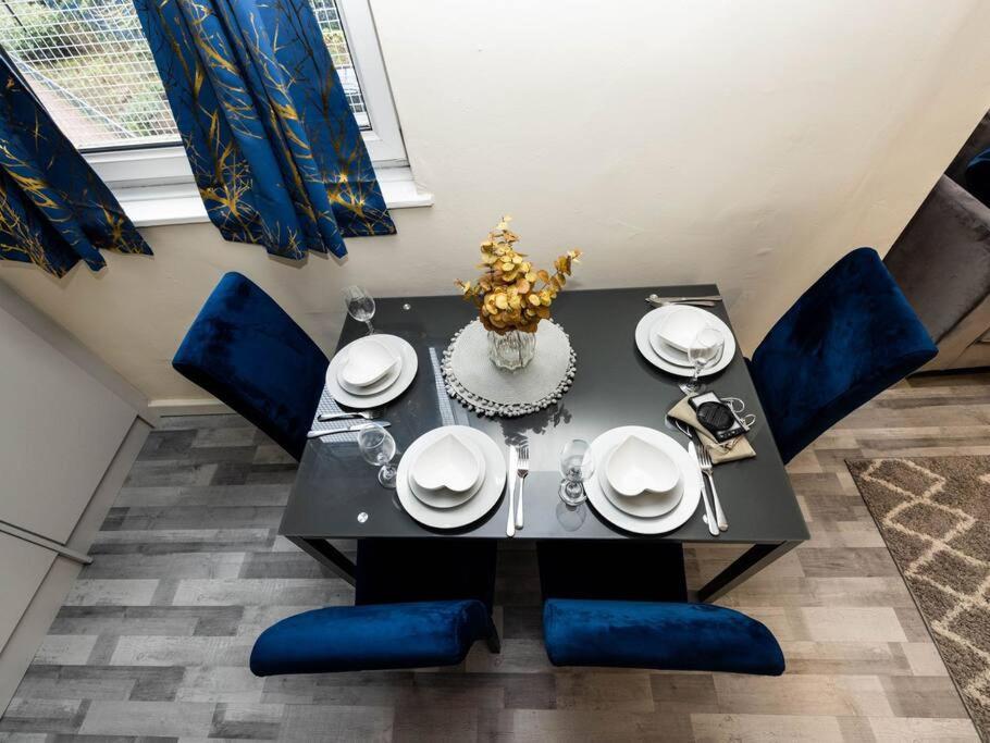 1 Bedroom-sofabed-worktable-4-wifi-parking Apartment