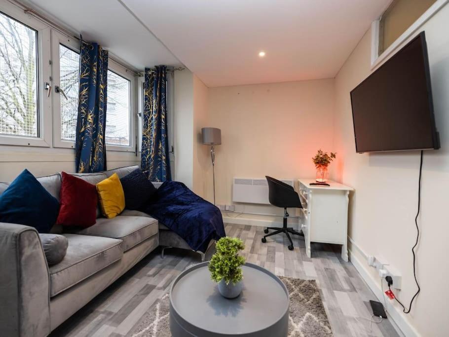 1 Bedroom-sofabed-worktable-4-wifi-parking Apartment *