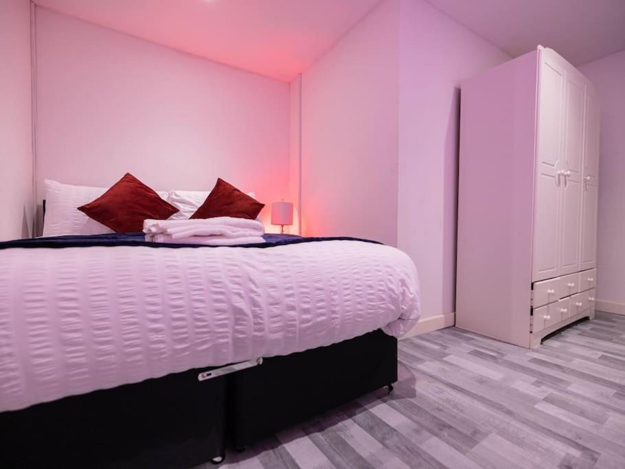 1 Bedroom-sofabed-worktable-4-wifi-parking * London