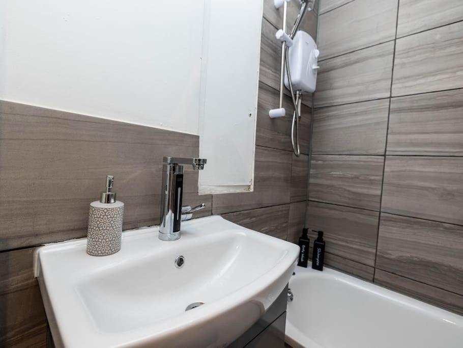 1 Bedroom-sofabed-worktable-4-wifi-parking Apartment London