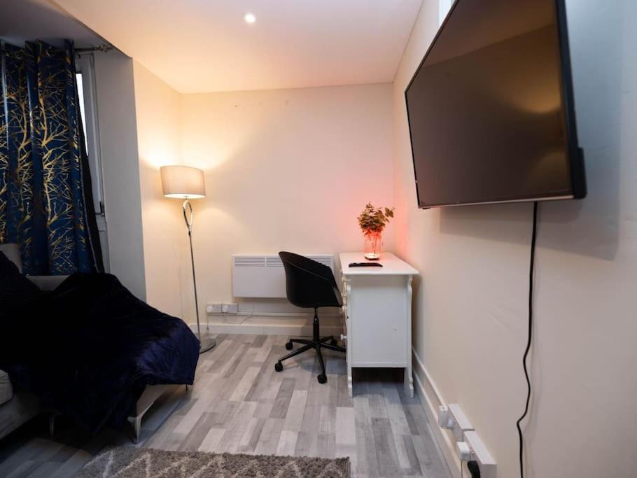 Apartment 1 Bedroom-sofabed-worktable-4-wifi-parking *