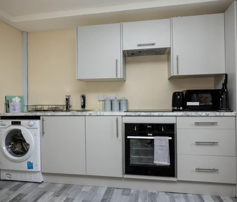 1 Bedroom-sofabed-worktable-4-wifi-parking Apartment *