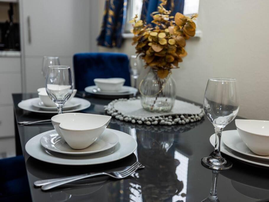 Apartment 1 Bedroom-sofabed-worktable-4-wifi-parking London