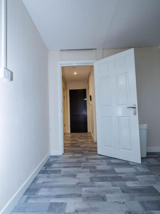 1 Bedroom-sofabed-worktable-4-wifi-parking * London